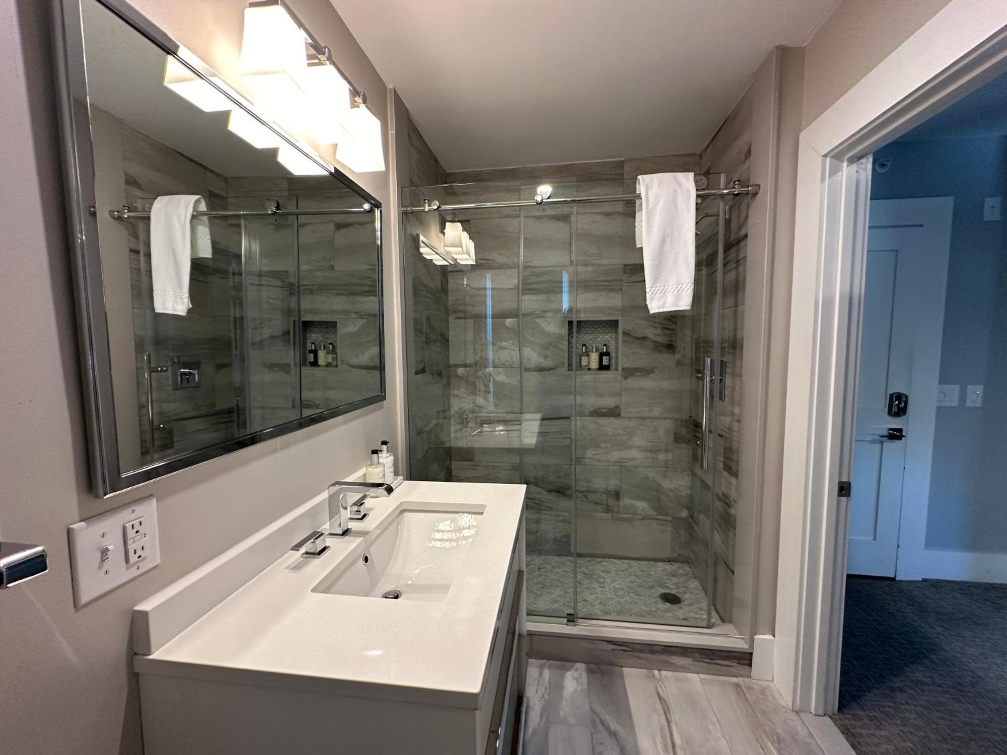 Entire Modern 7 Unit 7 Bath Boutique Inn Ньюпорт Экстерьер фото